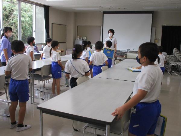 給食センター見学で元気にあいさつをする赤阪小学校2年生