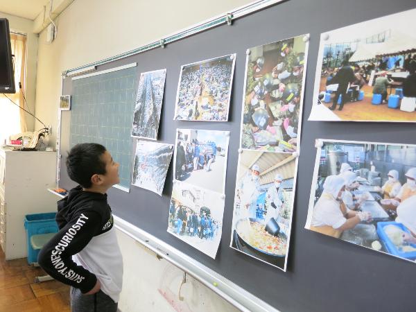 震災の写真を見る小学2年生の男の子