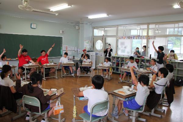 クイズに参加するプロラグビー選手と赤阪小学校4年生