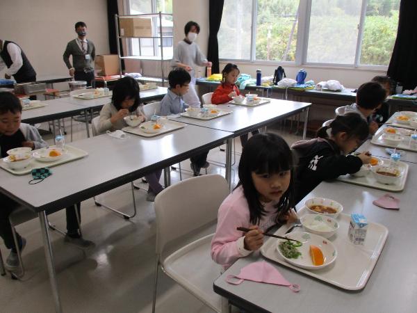 出来立ての給食を食べる千早小吹台小学校2年生