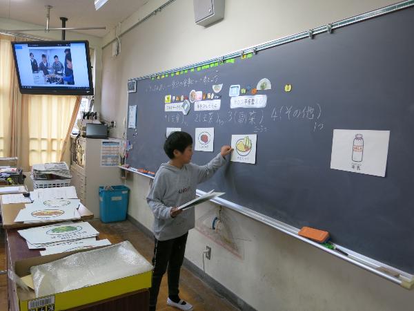 バランスよく考え直した献立を発表する千早小吹台小学校5年生