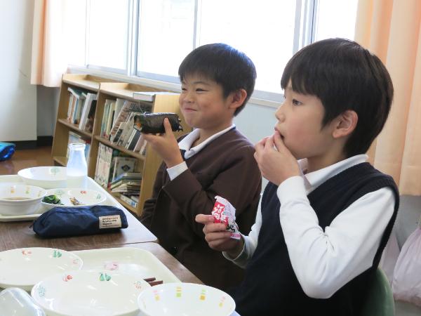 巻きずしや節分豆を食べる赤阪小学校3年生