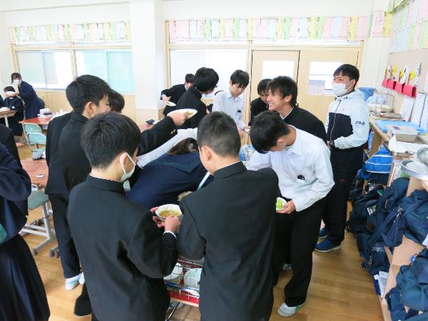 追加盛りに集まる中学2年生