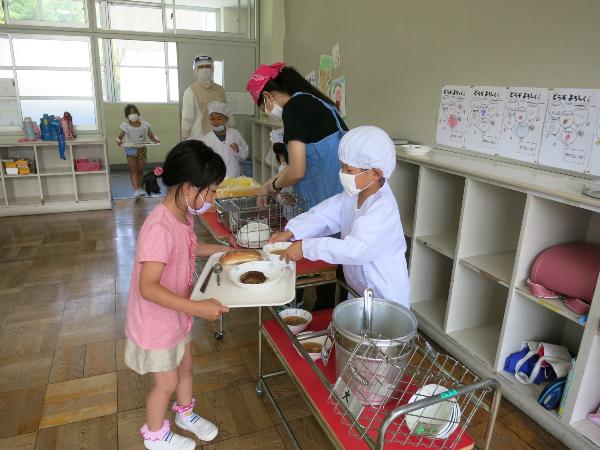 上手に配膳をする千早小吹台小学校1年生