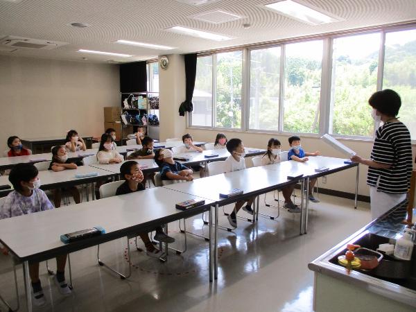 見学の説明をしっかりと聞く千早小吹台小学校1年生