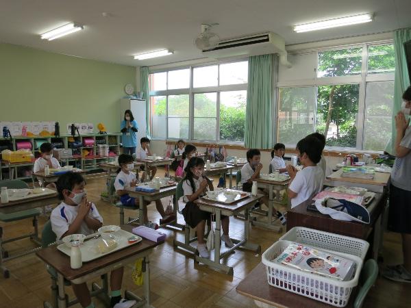 マスクをしていただきますをする赤阪小学校2年生