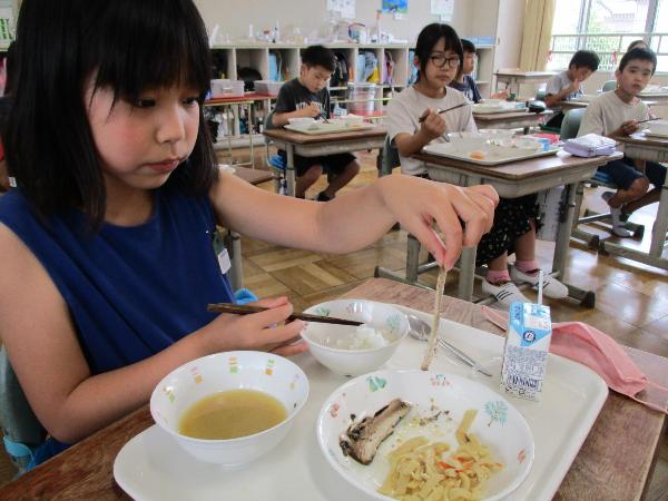 上手とれた中骨を見せてくれる千早小吹台小学校4年生