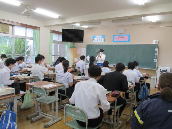 丁寧に「いただきます」のあいさつをする、村立中学校3年生