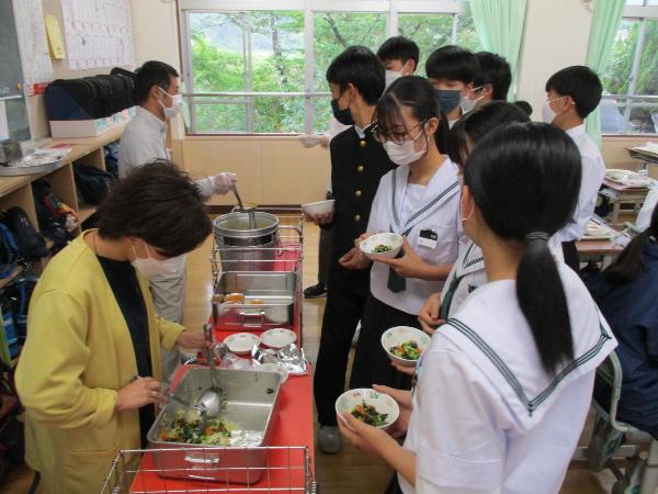 わかめサラダの追加盛りに集まる、村立中学校3年生