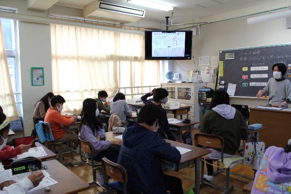 カスタマイズシートで食べたい料理を選ぶ千早小吹台小学校6年生