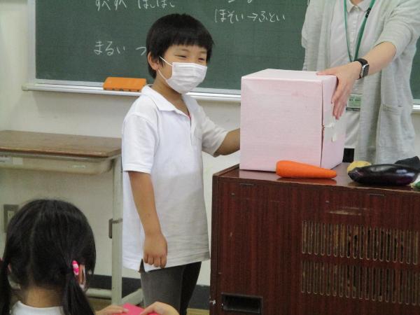 ひみつボックスの中の野菜が何か考える赤阪小学校2年生