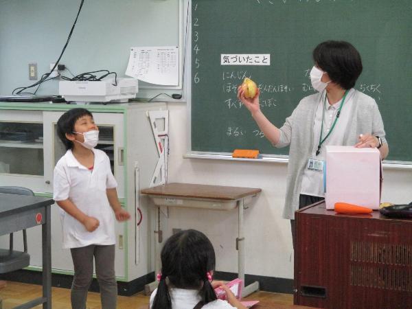 正解の野菜をみて喜ぶ、赤阪小学校2年生