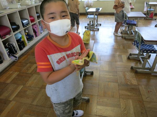 ハンドタオルで手をふく千早小吹台小学校4年生