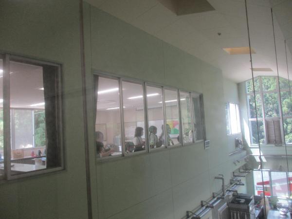 2階の窓から調理室を見る赤阪小学校1年生