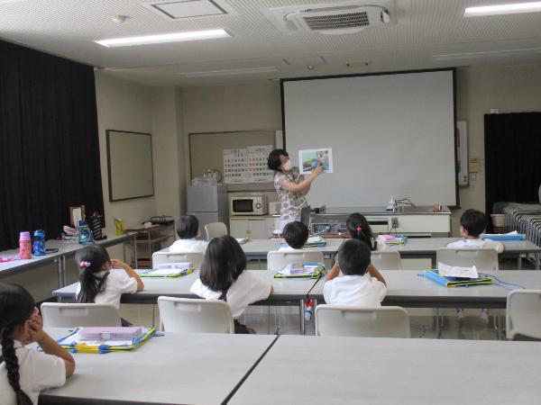残った給食の紙芝居を見る赤阪小学校1年生