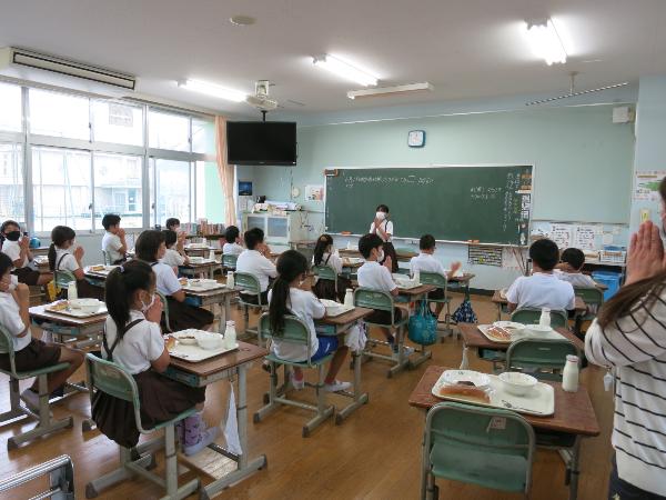 丁寧に「いただきます」をする赤阪小学校4年生