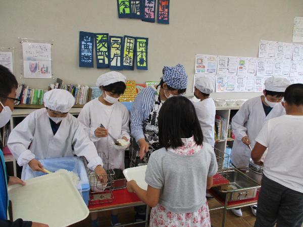 おちついて配膳をする千早小吹台小学校5年生