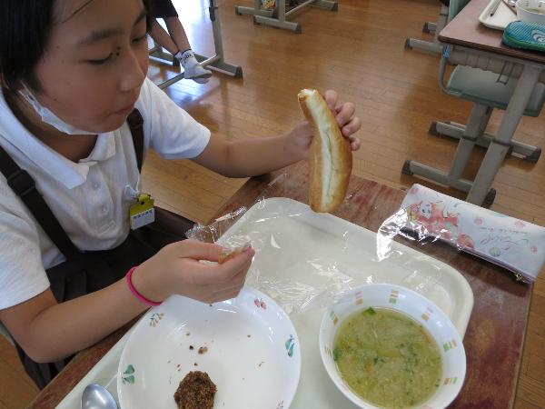 パンの包装を上手に開いて使う赤阪小学校5年生