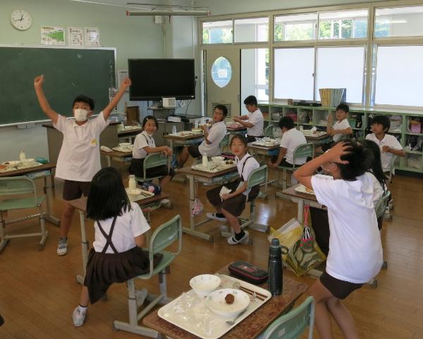 おかわりジャンケンで盛り上がる赤阪小学校5年生