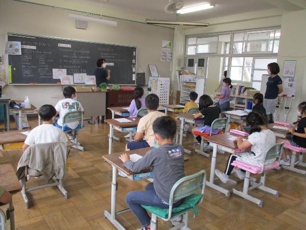 「やさいのひみつ」を考える千早小吹台小学校2年生