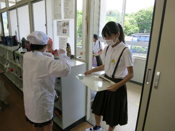 教室入り口で待機して、ソーシャルディスタンスをとる赤阪小学校6年生