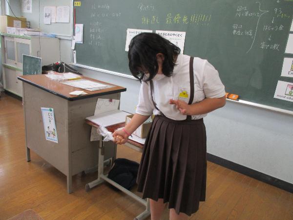 生卵を思いきり握る、赤阪小学校5年生