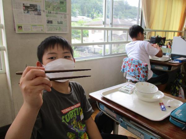 上手におはしを持てている、千早小吹台小学校5年生