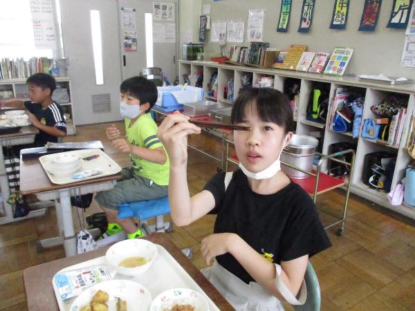 そぼろ肉をつまめた千早小吹台小5年生