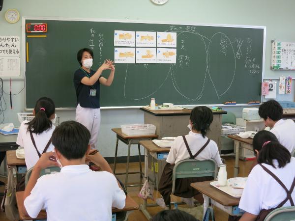 正しい手洗いのしかたの話を聞く、赤阪小学校6年生