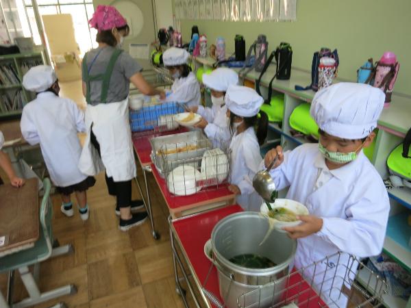 二学期初日の給食を上手に配膳する赤阪小学校1年生