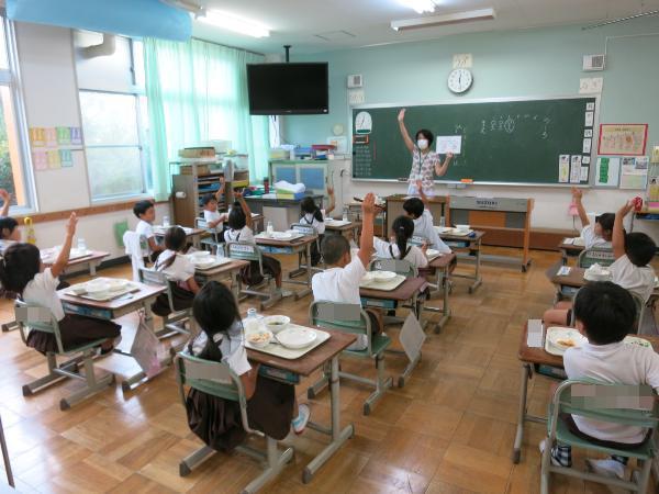 あさごはんクイズに答える、赤阪小学校1年生