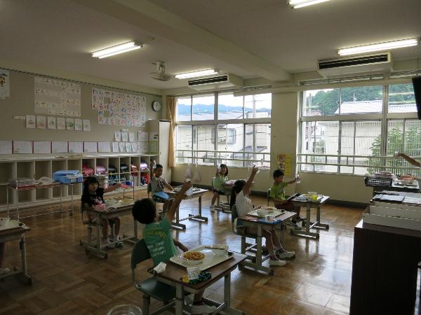 牛乳で乾杯をする千早小吹台小学校1年生