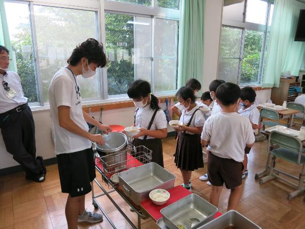 冷やしそうめん汁のおかわりに並ぶ赤阪小学校2年生