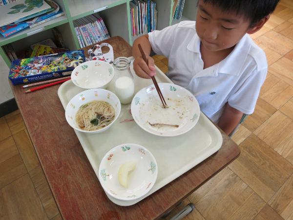 骨だけを残して上手に魚を食べられた赤阪小学校2年生の男の子