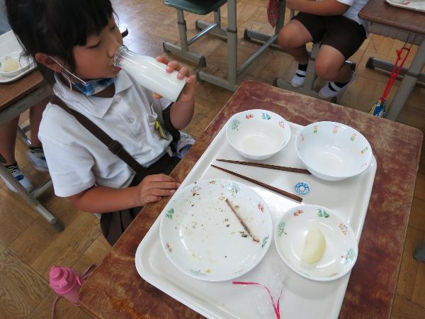 骨だけ残して上手に魚を食べられて赤阪小学校2年生の女の子