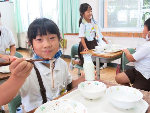 上手にとった骨を見せてくれる赤阪小学校2年生の女の子