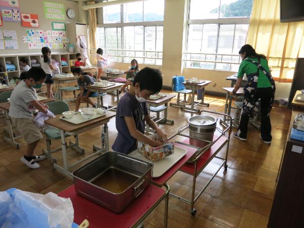 給食の準備をテキパキとする千早小吹台小学校2年生