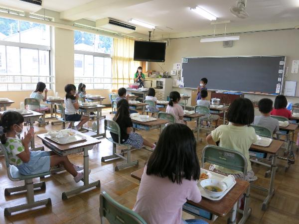 全員そろってきちんとあいさつをする千早小吹台小学校2年生