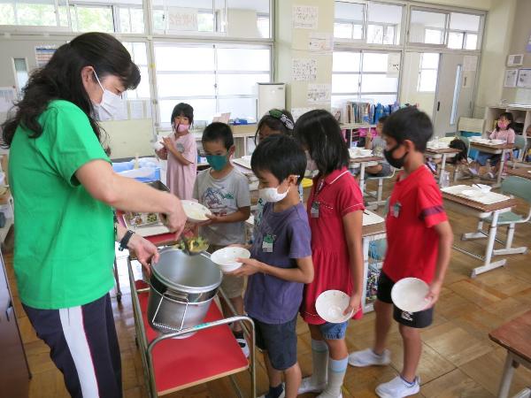 小松菜のみそ汁をおかわりにくる千早小吹台小学校2年生