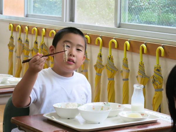 上手に取った骨を見せてくれる赤阪小学校1年生 その3