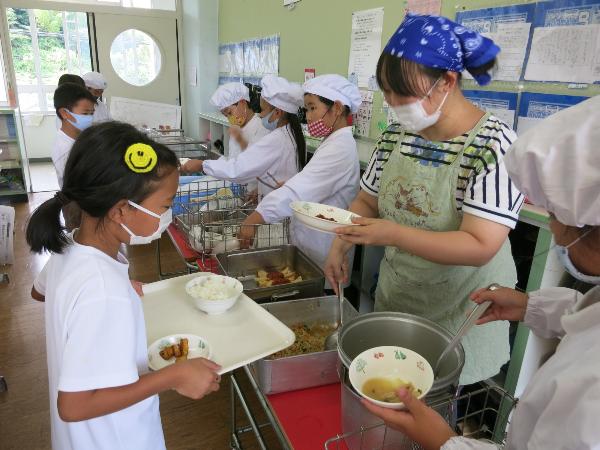 給食の配膳をする赤阪小学校3年生