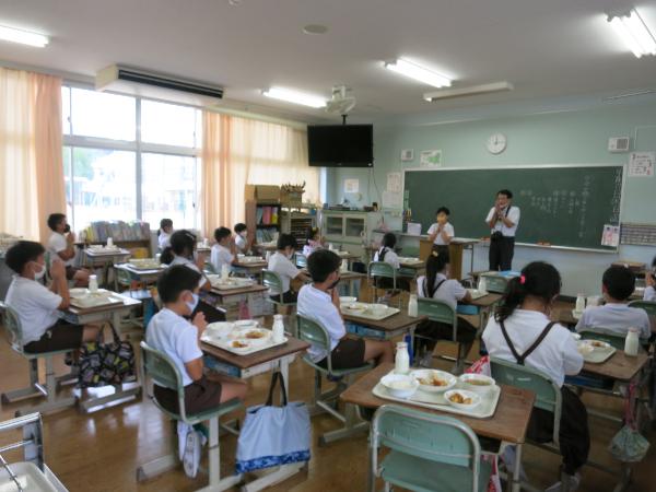 丁寧に「いただきます」のあいさつをする赤阪小学校3年生