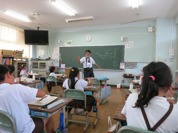 給食放送の曲に合わせて歌を歌う校長先生