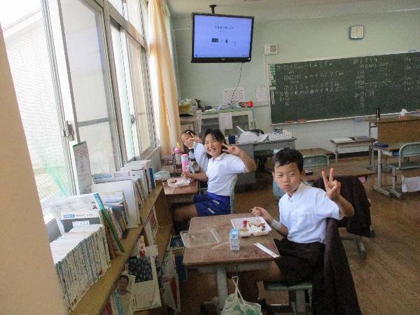教室から窓の外を向いて食べる赤阪小学校の子ども達