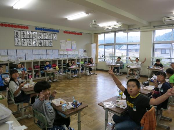 距離を取りながら、机を円にして食べる千早小吹台小4年生