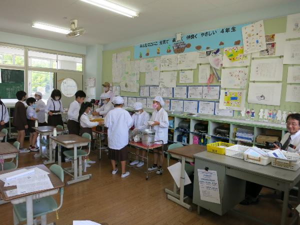給食の配膳をする赤阪小学校4年生