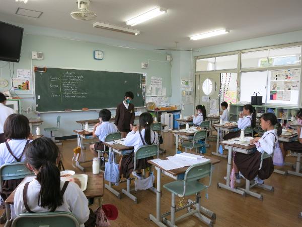 「いただきます」の挨拶をする赤阪小学校4年生