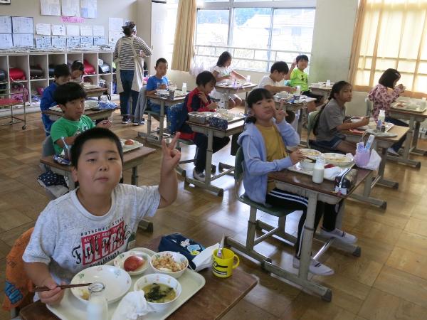 給食時間のようす（千早小吹台小学校4年生）／千早赤阪村