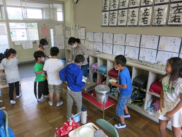 おかわりに集まる千早小吹台小学校4年生