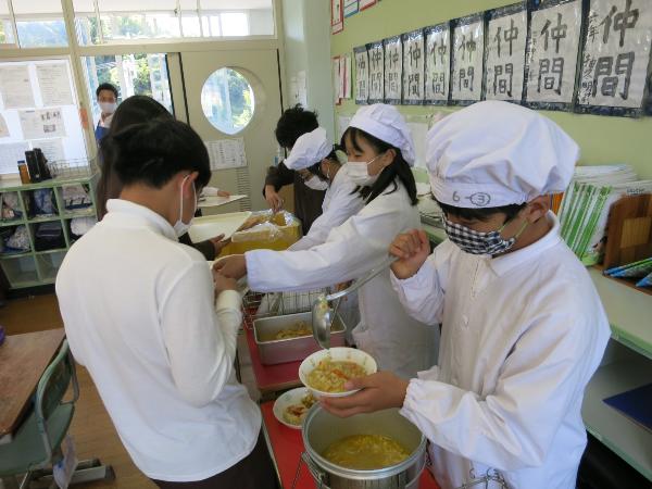 量を加減しながら上手に配膳をする赤阪小学校6年生